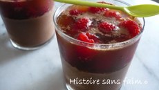 Mousse au chocolat, framboises et gelée de thé parfumée à la menthe en verrine