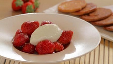 Nage de Charlottes de France à la citronnelle, arlettes et glace yaourt Louise Denisot