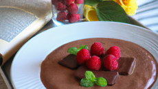 Mousse chocolat sur lit de framboises