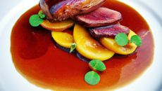 Magret de canard du sud ouest, foie gras grillé et gelée de pomme verte