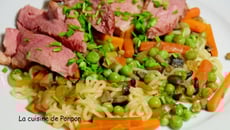 Filet de canard sur un lit de nouilles sautées et ses petits légumes