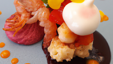 Langoustine croustillante, rougail tomates-poivrons, mimosa d'œuf et gelée à l'hibiscus