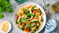 Salade de pâtes aux légumes rôtis et basilic