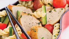 Salade de pâtes à l'émincé de poulet mariné au pesto