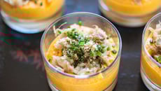 Verrine de mousse de carottes brisure de cacahuète, nage de poireaux caramélisés