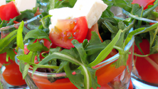 Verrines à la feta, roquette et tomates