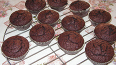 Muffins au chocolat noir et au cacao en poudre
