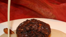 Moelleux au chocolat, noix de pecan caramelisées et sauce à l'erable