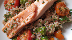 Salade de quinoa aux tomates, haricots verts et truite fumée