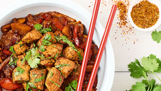 Sauté de porc caramélisé aux poivrons et patates douces