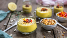 Gaspacho de haricots blancs servi avec des petits légumes, pancetta grillée et petits croutons fait maison
