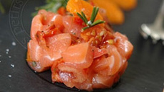 Tartare de saumon, tomates confites et clémentines