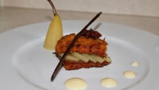Poire pochée, pain d'épices façon pain perdu, confiture pomme cannelle et crème cuite au gingembre