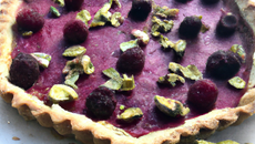Tarte sablée aux mûres et pistaches