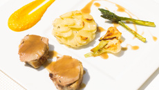 Rôti d'agneau au foin et ses légumes printaniers