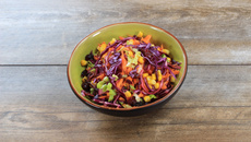 Salade de carottes râpées au chou rouge, maïs et cranberries