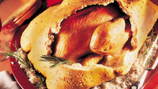 Poulet au romarin en pâte à sel