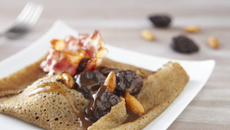 Galette aux pruneaux, amandes et lard grillé sur sa sauce à la crème