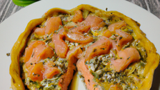 Tourte au saumon et échalotes avec sauce au safran 