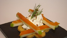 Sablé aux graines de lin, chantillyde ricotta citron aneth, truite fumée et pomme Granny smith