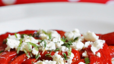 Salade de poivrons rouges à la fêta et aux herbes