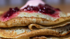 Pancakes à la confiture et à la crème fraîche