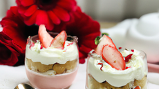 Trifle de fraises à la rose et au chocolat blanc