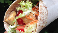 Wrap aux crudités, poulet au citron et tzatziki