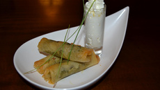 Nems d'escargots et pieds de porc et son espuma d'ail-estragon