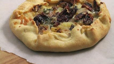 Tarte salée aux poires roquefort cranberries et noix de pécan