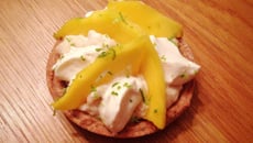 Tartelettes sablées au chocolat, mousse coco, chantilly et mangue