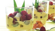 Verrine de crème vanillée aux litchis et framboises