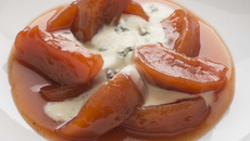 Pommes coufides en tandoori, crème réduite Saint-Agur, verveine verte du Velay