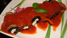 Roulade d'aubergine et mozzarella à la tomate