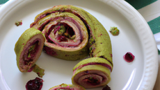 Roulé à la pistache et à la confiture de cerise