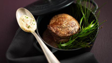 Filet de bœuf rôti sur la tranche, fumé aux épines de pin, sauce choron, grenailles de l'île de Ré en cocotte