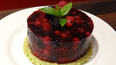 Terrine de fruits rouges au Schweppes passion sur cookie au thé matcha et chocolat blanc
