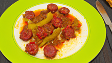 Rougail de saucisses au piment vert