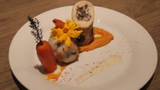 Cannelloni de poulet aux champignons sauce suprême, purée de patate douce et carottes glacées