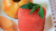 Rouleau de pastèque sans pépins et son petit baba au sirop de gingembre