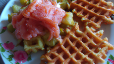 Le saumon mi-cuit et sa gaufre de pomme de terre