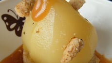 Poire pochée farcie avec une compote de pommes, caramel et crumble aux noisettes