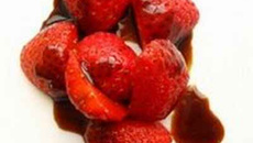 Fraises au caramel de vinaigre balsamique et poivre
