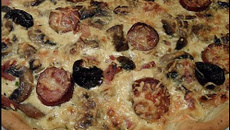 Pizza au thym, champignons et saucisse Montbéliard