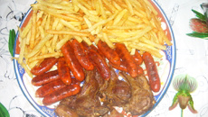 Barbecue de cotelettes saucisses de poulet et frites