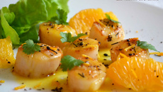 Saint-Jacques poêlées au beurre d'agrumes et poivre Voatsiperifery