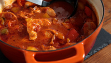 Poulet aux poivrons et pommes de terre sauce tomate et paprika