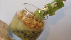 Verrines : fruits de la passion, banane, kiwi et sablé breton