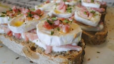 Tartines au chèvre et lardons