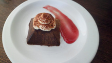 Pyramide chocolat noir enneigée sur sa coulé de lave aux fruits rouges garni de mousse au chocolat au lait